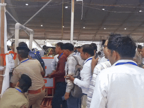केंद्रीय गृह मंत्री अमित शाह के कार्यक्रम में लोगों को चेकिंग के बाद एंट्री दी गई।