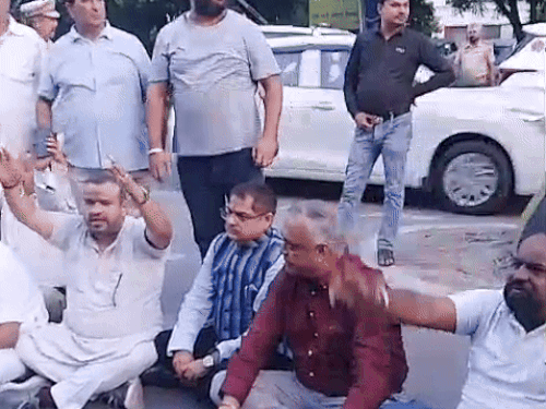 BJP leaders staged a sit -in at BMC Chowk.