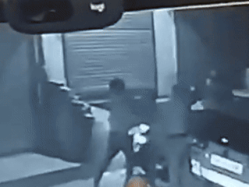 पुलिस के सामने प्रवीन पर हमला करते युवक।