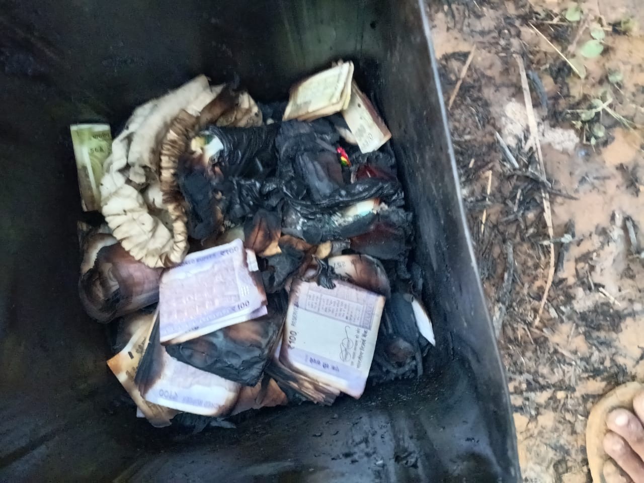 परिवार का दावा है कि घर में रखी 10 लाख रुपए की नगदी जल गई है।