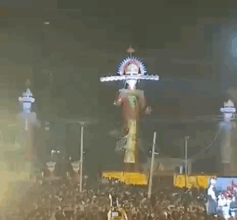 रावण के पुतले ने हाथ हिलाकर दर्शकों का अभिवादन किया