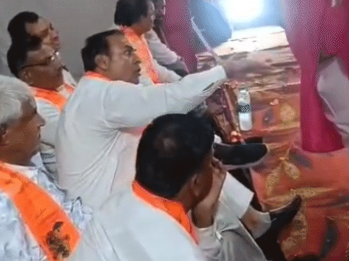 विधायक के लात मारने के बाद भी जब आयोजक व्यवस्थाओं में जुटा रहा ताे हाथ से धक्का देकर दूर जाने के लिए कहा।