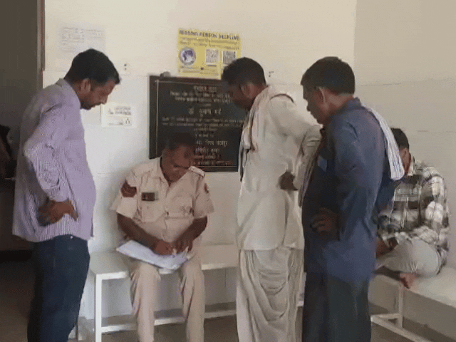 पुलिस ने शव का पोस्टमार्टम कर शव परिजनों को सौंपा।