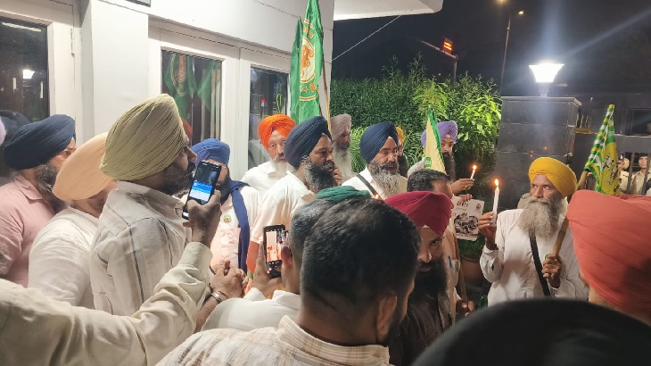 पुलिस द्वारा रोके जाने के बाद किसान कैंडल जगाकर खड़े हो गए है।