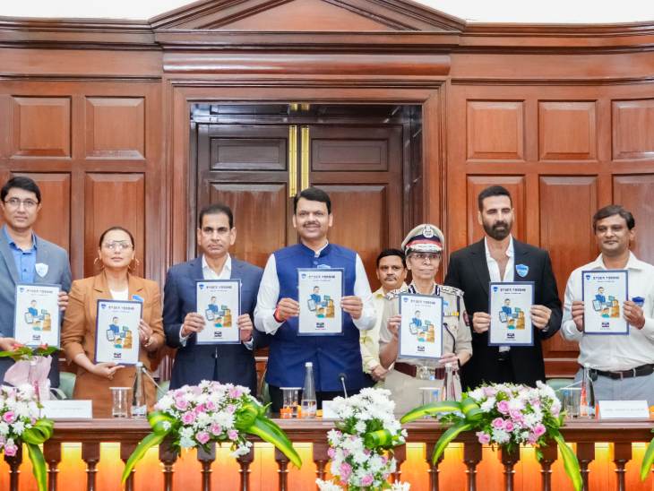 मुंबई पुलिस के साइबर अवेयरनेस कार्यक्रम में पत्रिका का भी विमोचन हुआ।