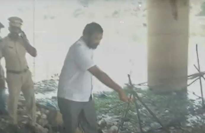 बालाकृष्णा की निशानदेही पर सिर की तलाश करती चेन्नई पुलिस।