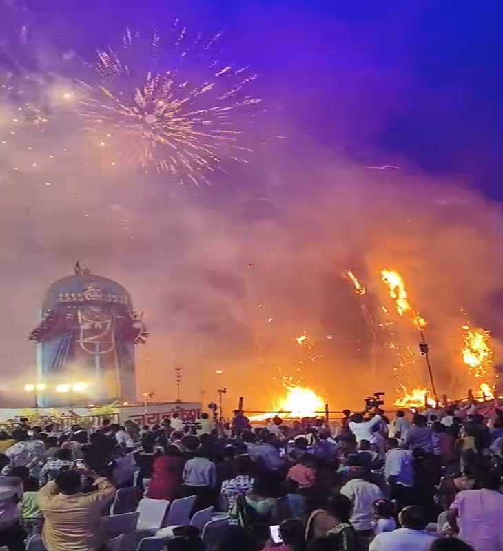 रायपुर में रावण दहन के दौरान भव्य आतिशबाजी की गई। देखने लोगों की भारी भीड़ जुटी रही।