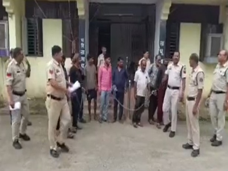 पुलिस ने आरोपियों को गिरफ्तार कर सभी को जेल भेज दिया है।