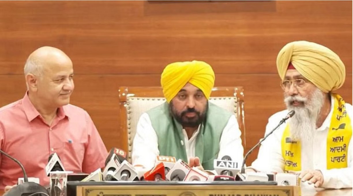 आम आदमी पार्टी ज्वाइन करने के दौरान हरमीत सिंह संधू।