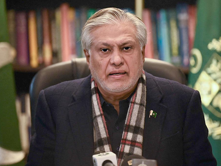 PAK विदेश मंत्री इशाक डार ने शुक्रवार को संसद में ट्रम्प के गाजा सीजफायर प्लान को नकार दिया। - Dainik Bhaskar