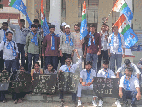 झुंझुनूं में NSUI का फूटा आक्रोश मोरारका कॉलेज में किया प्रदर्शन