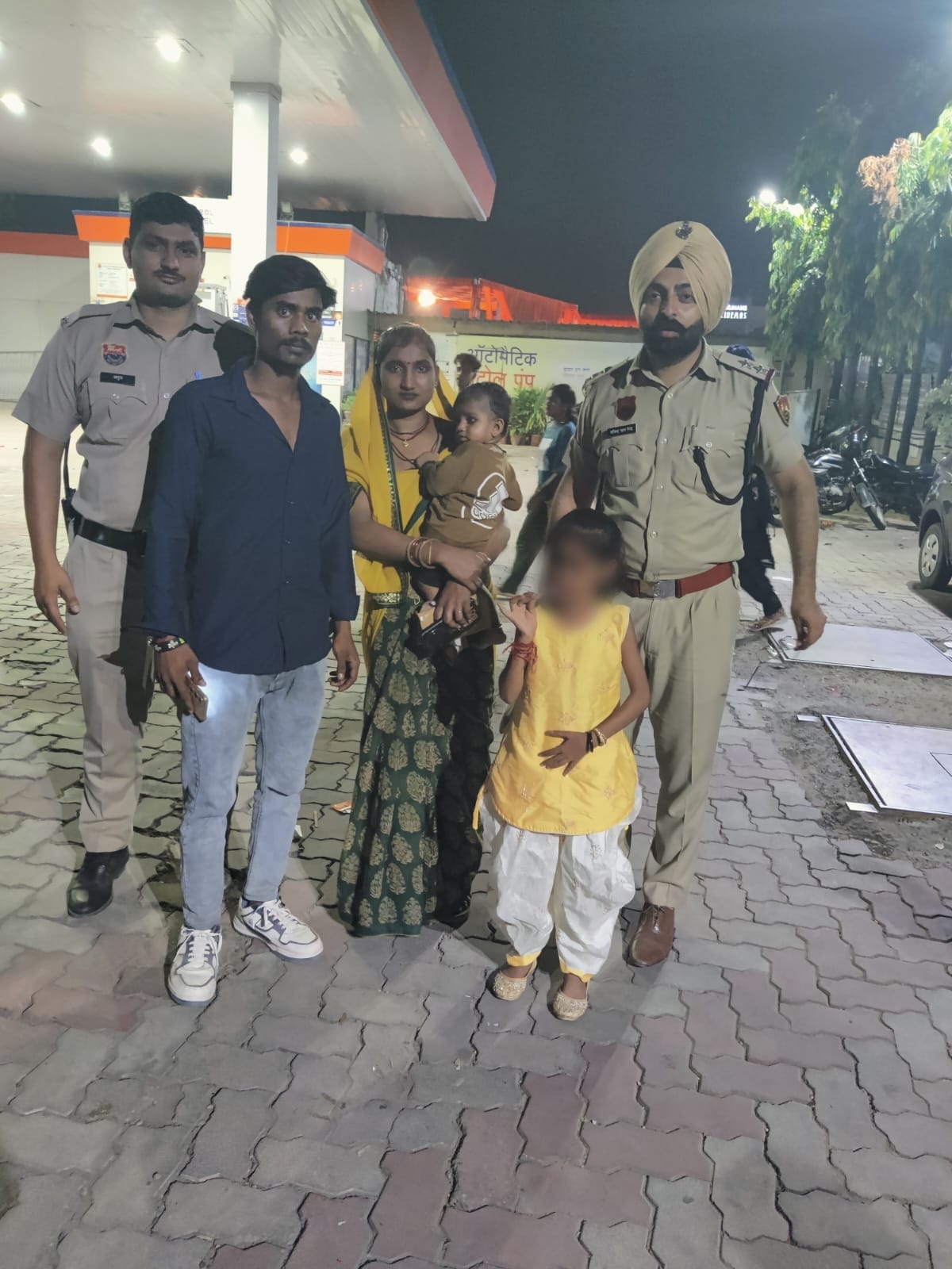 बच्ची को परिजनों से मिलवाते हुए सेक्टर 2 चौकी इंचार्ज तजिंदर पाल सिंह।