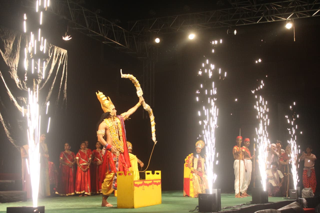 प्रस्तुति 5 से 7 गीत और लगभग 30 चौपाइयों से सुशोभित रही।
