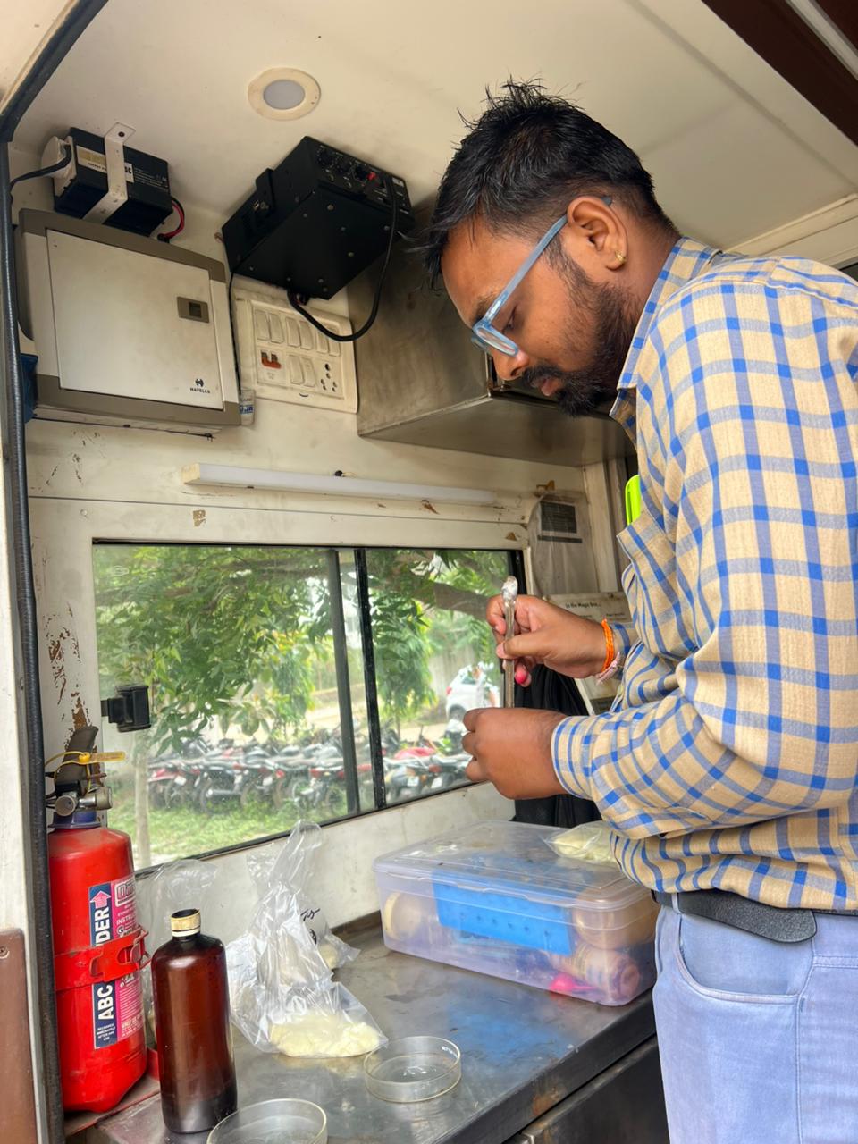 खाद्य विभाग की टीम ने मावा के सैंपल लिए।