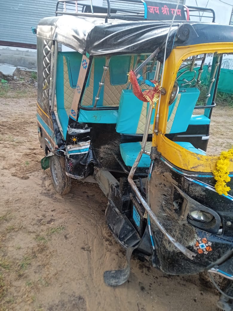 घटना के बाद क्षतिग्रस्त टेम्पो।