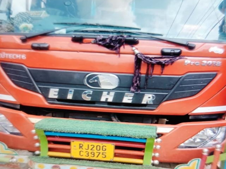 पुलिस ने ड्राइवर को पकड़ा, कैंटर को जप्त किया