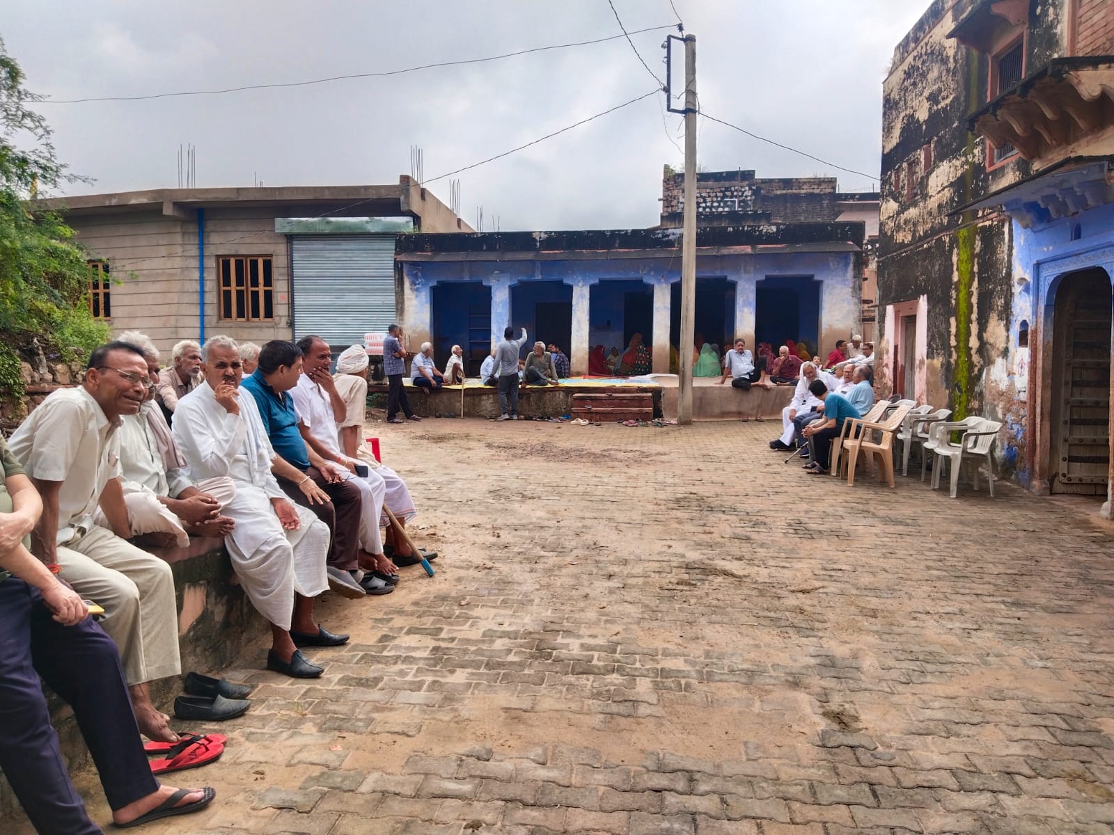 पूर्व विधानसभा अध्यक्ष के निधन का समाचार मिलते ही बिड्यारी में अंतिम दर्शन के लिए लोगों की भीड़ जुटने लग गई।