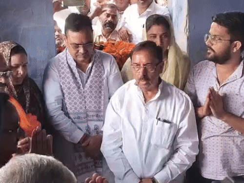 सीएम भजनलाल शर्मा के साथ वित्त आयोग के चेयरमैन अरुण चतुर्वेदी समेत विधायक और बीजेपी नेताओं ने श्रद्धांजलि दी।