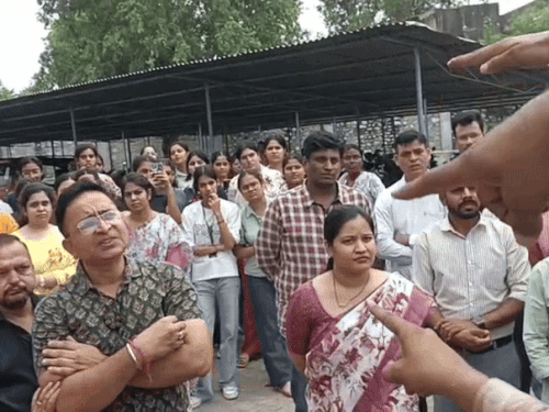 कॉलेज प्रिंसिपल सिस्टर पर्ल, स्टाफ और विरोध करते एबीवीपी कार्यकर्ता।