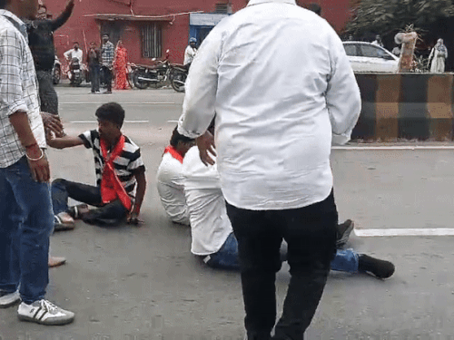 प्रिंसिपल के बाहर नहीं आने पर गुस्साए कार्यकर्ताओं ने किया जाम लगाने का प्रयास।