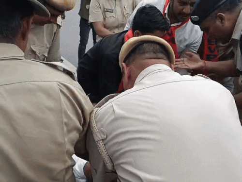 अजमेर-जयपुर मुख्य मार्ग जाम करते कार्यकर्ताओं को हटाती पुलिस।