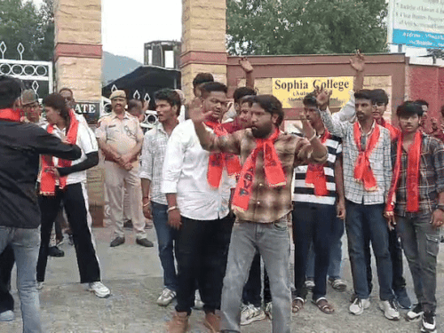 एबीवीपी कार्यकर्ताओं ने सोफिया कॉलेज के बाहर पहुंचकर विरोध प्रकट किया।