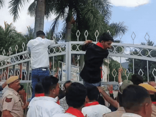 कॉलेज के गेट पर चढ़कर कार्यकर्ताओं ने विरोध प्रकट किया।