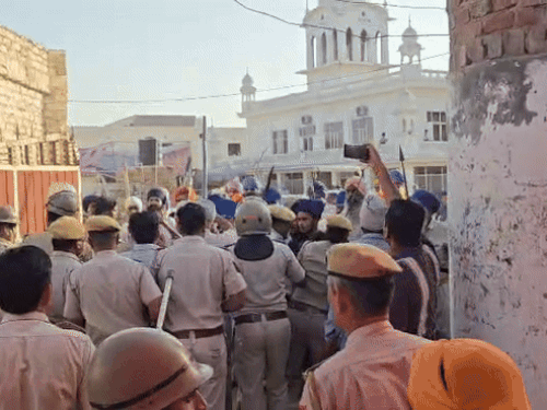 The picture is on September 19, when the two sides had a tense situation regarding the management committee in the gurudwara.