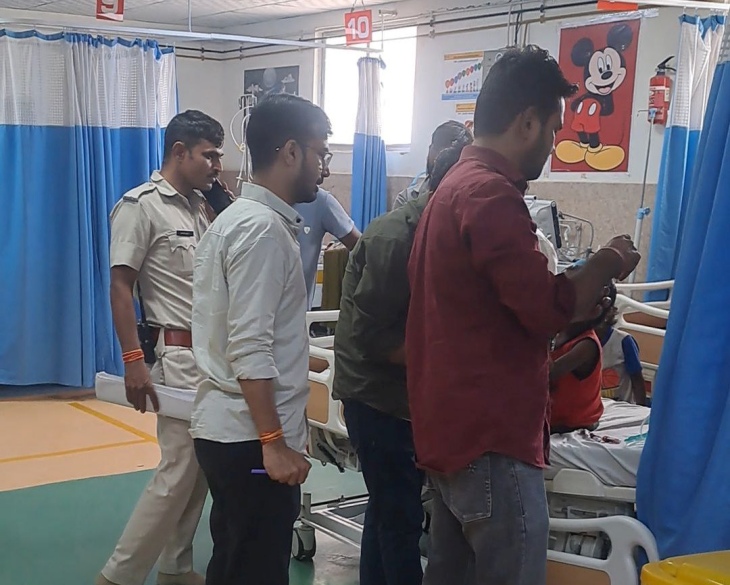 पाली के बांगड़ हॉस्पिटल के PICU वार्ड में मासूम का इलाज करते डॉक्टर्स।