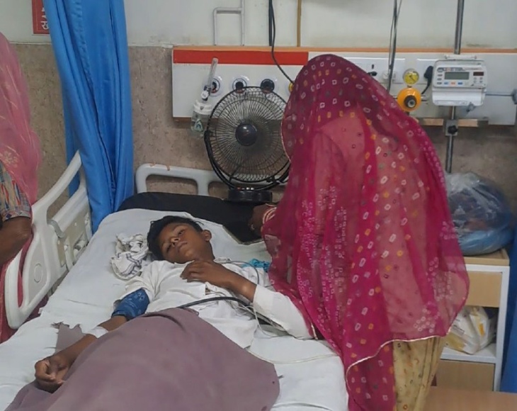 पाली के बांगड़ हॉस्पिटल के PICU वार्ड में भर्ती सांप के काटने से घायल हुआ बच्चा।