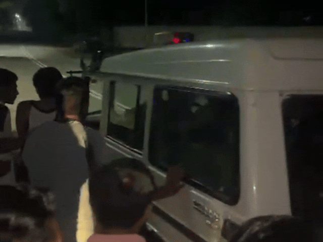 लोगों ने पुलिस पर मिलीभगत का आरोप लगाया।