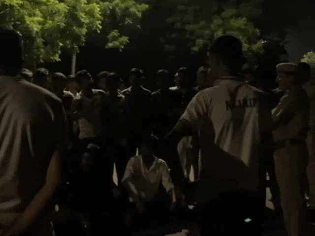 समाज के लोगों ने पुलिस अधिकारी को बचाने का आरोप लगाया।