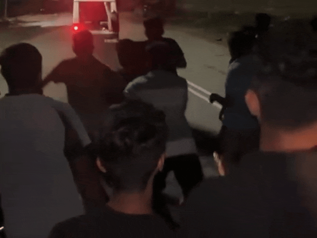 हादसे के बाद स्थानीय लोगों ने विरोध किया तो पुलिस जीप को चालक भगाकर ले गया। - Dainik Bhaskar