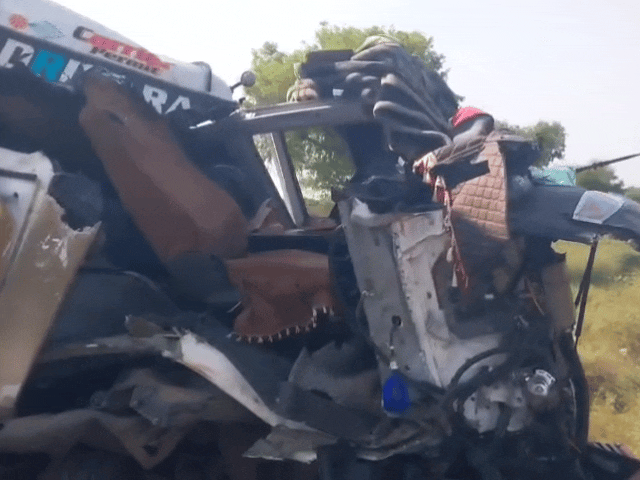 हादसे में ट्रेलर का केबिन बुरी तरह से क्षतिग्रस्त हो गया। - Dainik Bhaskar