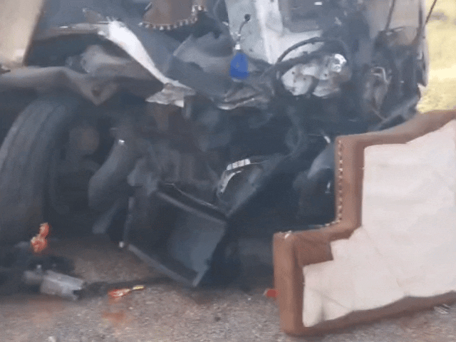 ओसियां से 6 किलोमीटर दूर फलोदी रोड की ओर जाते समय ट्रेलर और मिनी ट्रक में जबरदस्त भिड़ंत हो गई।