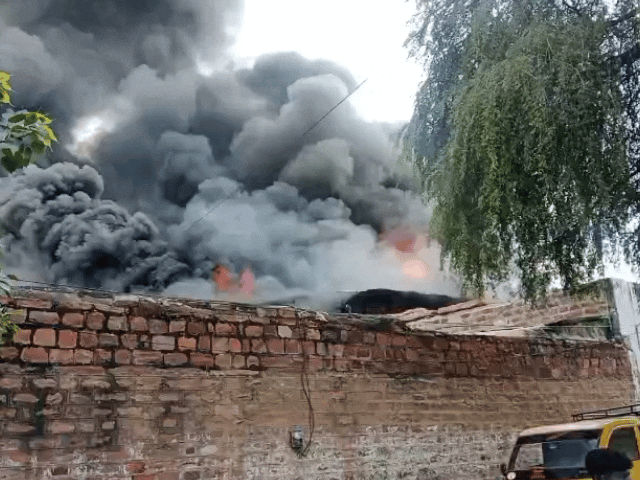 जोधपुर के सिवांची गेट स्थित रेग्जीन के गोदाम में अचानक से आग लग गई। - Dainik Bhaskar