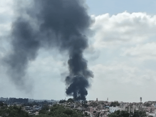 आग का धुआं शहर में दूर तक उठता हुआ नजर आया।