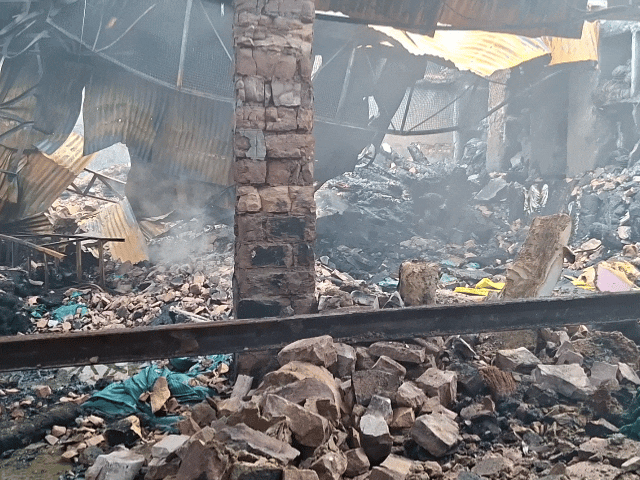 आग से गोदाम में रखा रेग्जीन का सामान जलकर राख हो गया।