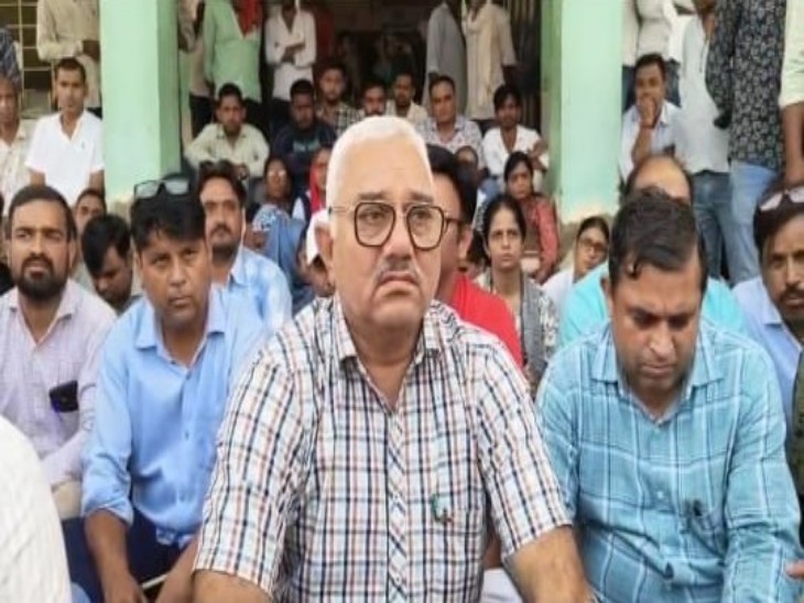 मालपुरा अस्पताल में धरने पर बैठे डॉक्टर और नर्सिंग स्टाफ।
