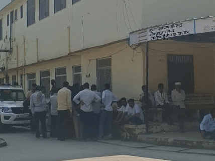 पोस्टमार्टम के दौरान हॉस्पिटल में मौजूद परिजन।