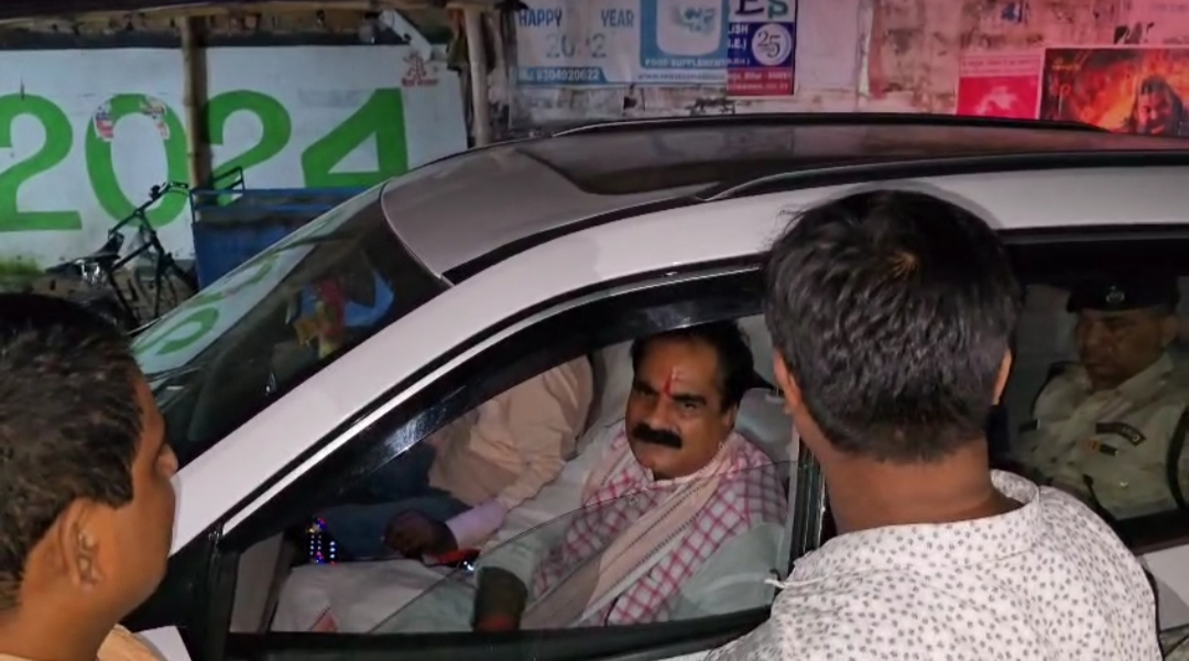 सांसद गोपाल जी ठाकुर से अपनी बात रखते हुए छात्र नेता।