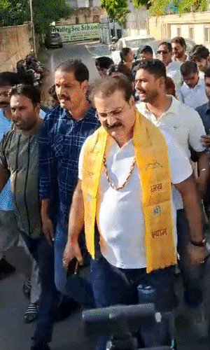 खाचरियावास ने कहा कि मैं सड़कों पर उतर जनता के लिए लड़ाई लडूंगा।
