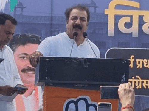 खाचरियावास ने नकली दवा मामले में भी सरकार पर निशाना साधा।