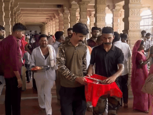 गांव लौटने के बाद अपनी मन्नत की पूरी।