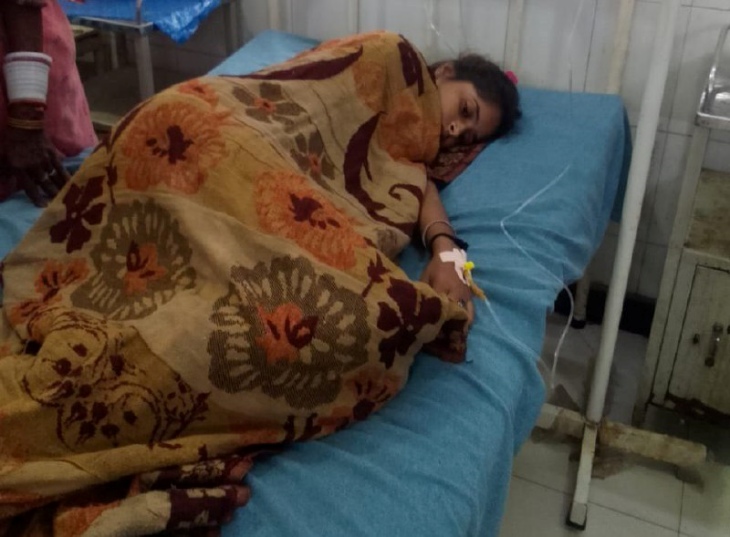 पाली के बांगड़ हॉस्पिटल में भर्ती सांप के काटने से घायल हुई युवती।