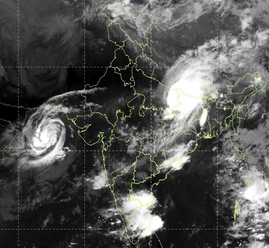 भारतीय हवामान विभागाने (IMD) प्रसिद्ध केलेल्या या उपग्रह प्रतिमेत गुजरातजवळील चक्रीवादळाचे चित्र आहे.
