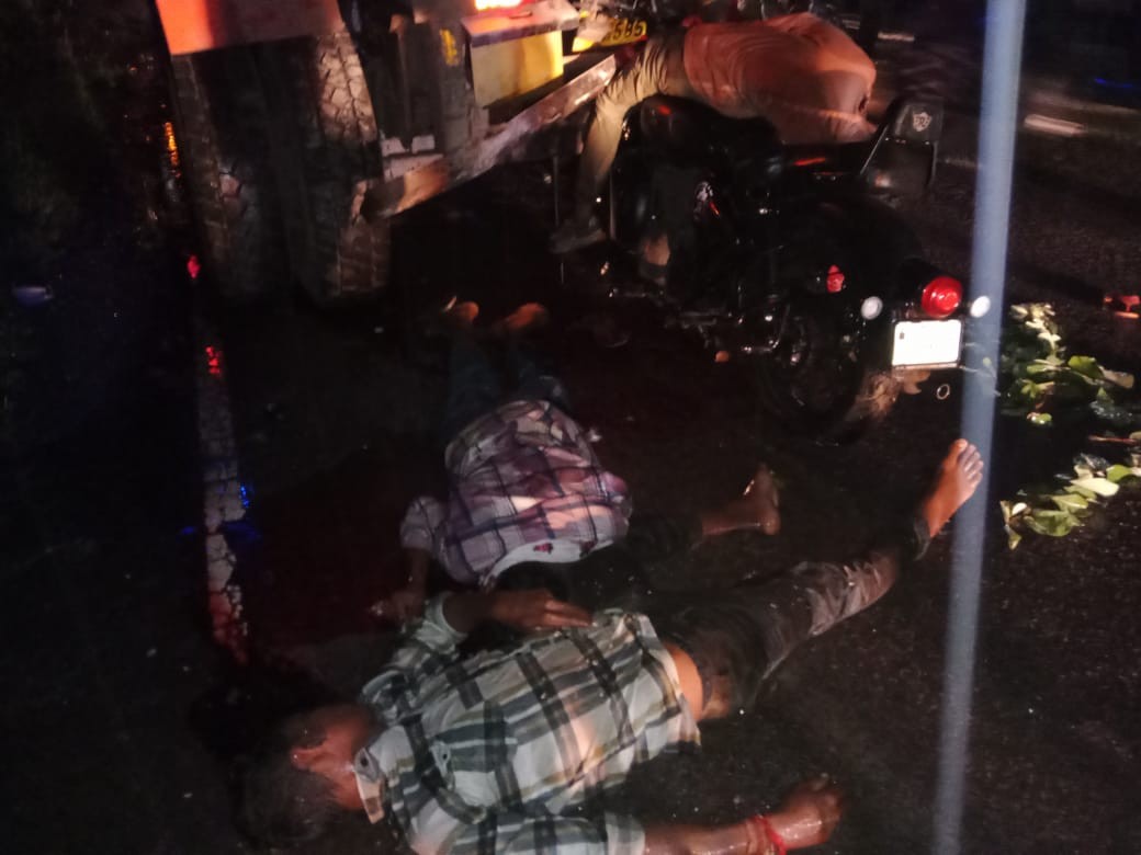 भीषण टक्कर में डोमेश्वर नेताम बाइक में फंस गए