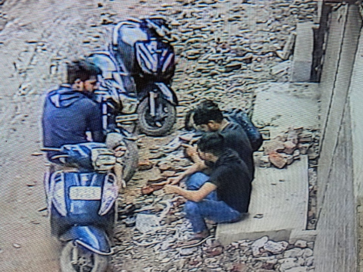 घटना से पहले हमलावर बैठे हुए सीसीटीवी में दिखाई दिए।