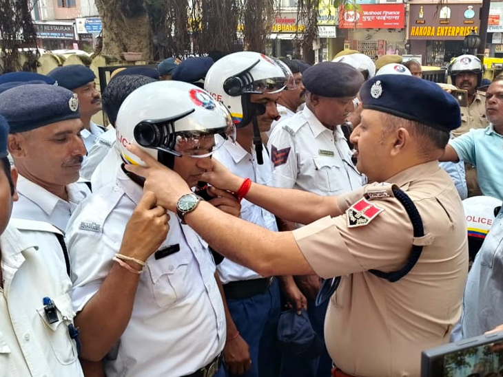 शहर में हेलमेट को लेकर जागरूकता बढ़ाने के लिए सबसे पहले ट्रॉफिक पुलिस के जवानों को हेलमेट दिए गए।