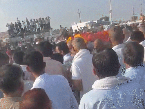 फोटो रामेश्वर डूडी की अंतिम यात्रा का है। फार्म हाउस में जब उनकी पार्थिव देह को लाया गया तो लोगों ने फूल बरसाए।